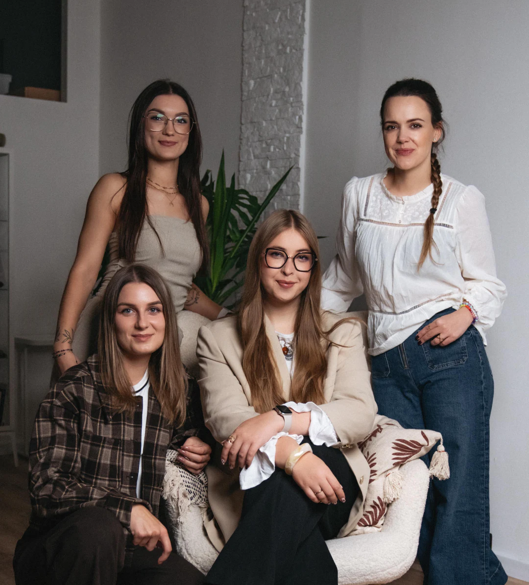 Cztery kobiety z zespołu Czułe Miejsce pozują do wspólnego zdjęcia